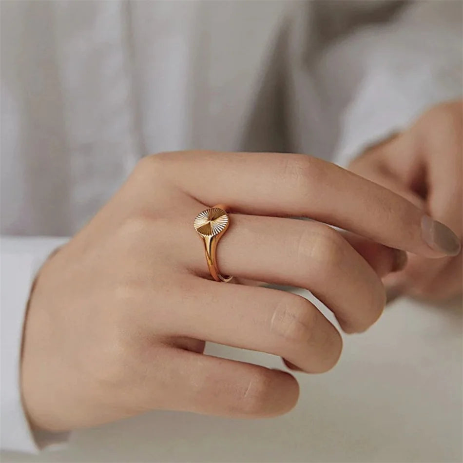 Bagues ondulées de haute qualité pour femmes, minimaliste, rayons délicats, Texture, cercle, chevalière en acier inoxydable, dôme épais, bijoux L’AURA