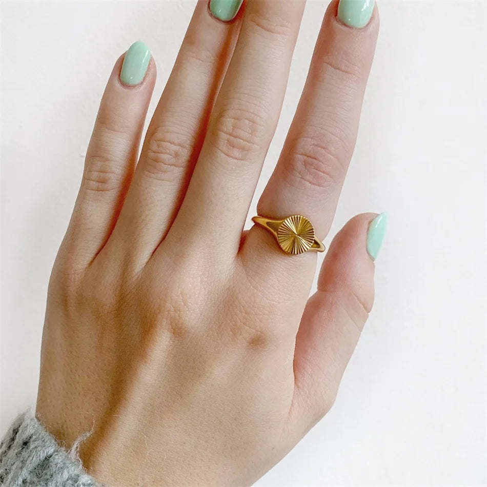 Bagues ondulées de haute qualité pour femmes, minimaliste, rayons délicats, Texture, cercle, chevalière en acier inoxydable, dôme épais, bijoux L’AURA