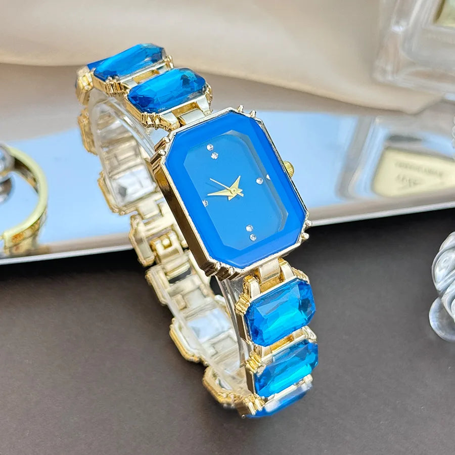 Montre pour femmes de style européen et américain, avec grand cadran rectangulaire orné de strass, boîtier coloré et chaîne en strass. L’AURA