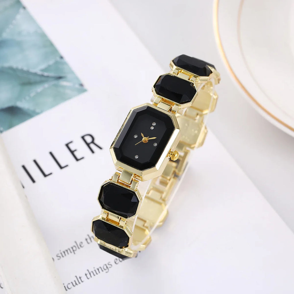 Montre pour femmes de style européen et américain, avec grand cadran rectangulaire orné de strass, boîtier coloré et chaîne en strass. L’AURA