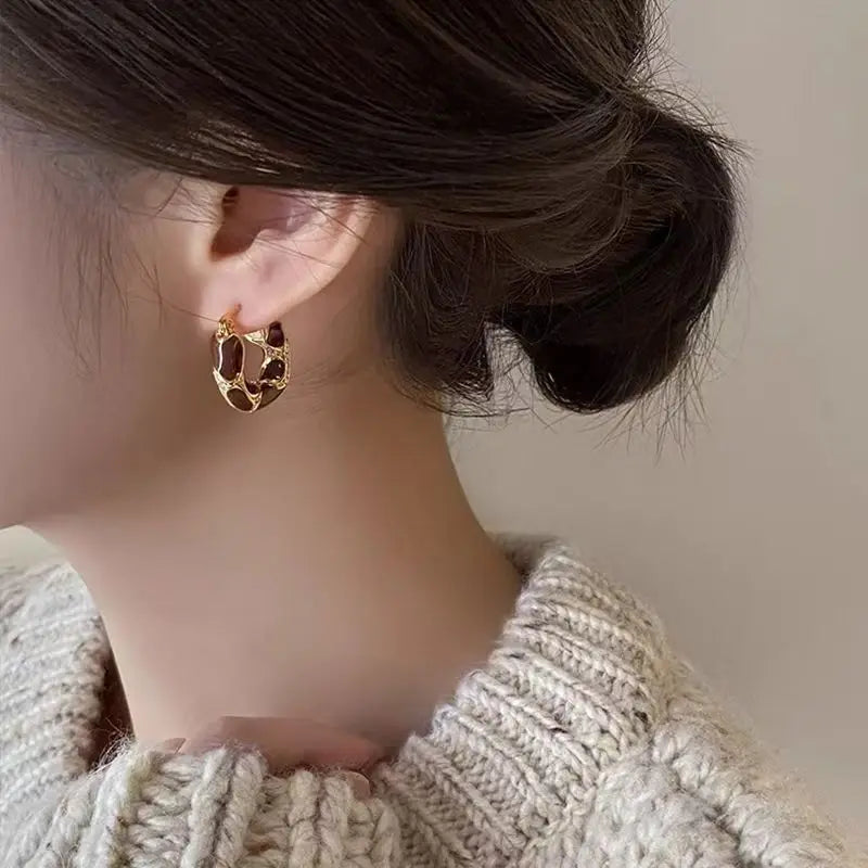 Boucles d'oreilles Vintage marron en forme de U pour femmes, créoles simples, tempérament, personnalité, mode féminine, bijoux 2026 L’AURA