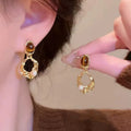 Boucles d'oreilles pendantes creuses texturées dorées, ton chaud Maillard, avec pendentif œil de tigre et perle, élégantes et raffinées pour femmes L’AURA