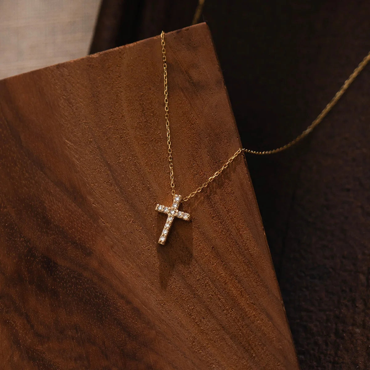 Nouveau collier croix plaqué or 18 carats pour femme, délicat, collier ras du cou, mode, quotidien, bureau, travail, polyvalent, élégant, bijou, cadeau