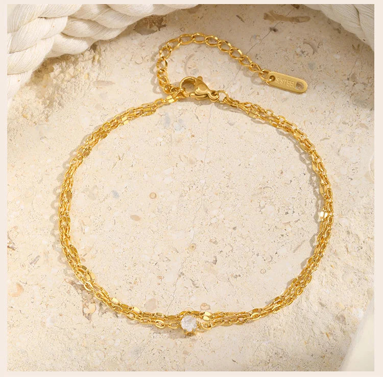 Bracelet de cheville superposé imperméable pour femmes, plaqué or réglable avec zircone, chaîne de pied à maillons en acier inoxydable, bijoux L’AURA