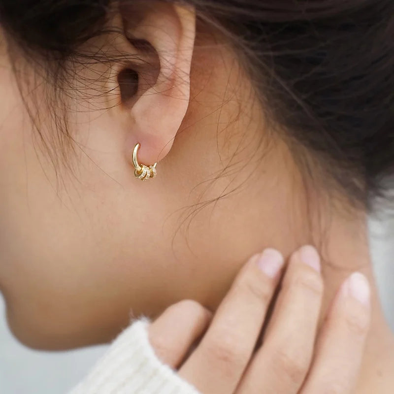 Boucles d'oreilles Huggie créoles en acier inoxydable plaqué or, délicates et scintillantes, Design en grappe CZ, bijoux élégants hypoallergéniques pour femmes L’AURA