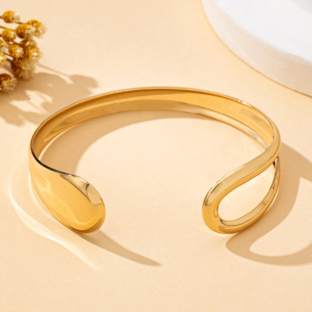 Bracelet ouvert pour femme tendance avec un design géométrique creux élégant et polyvalent, idéal pour un usage quotidien L’AURA