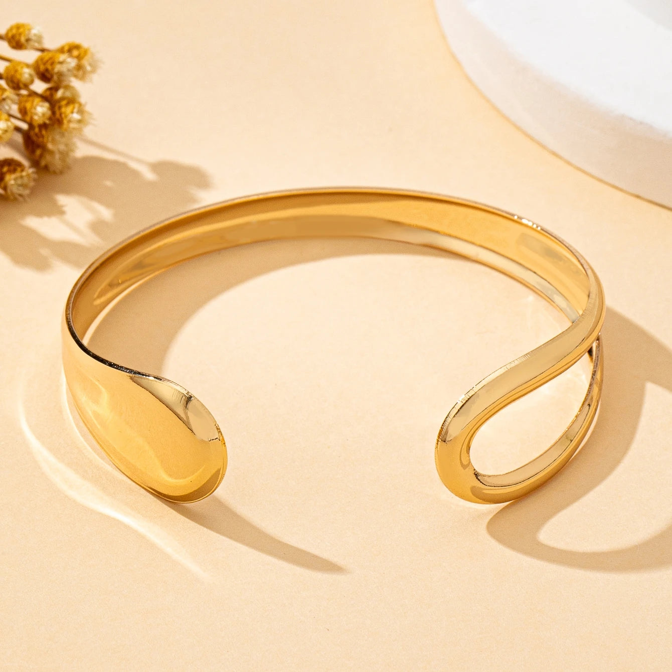 Bracelet ouvert pour femme tendance avec un design géométrique creux élégant et polyvalent, idéal pour un usage quotidien L’AURA