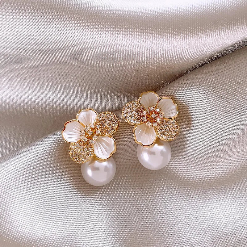 ZAKOL luxe Micro ensemble Zircon émail blanc camélia perle pendentif boucles d'oreilles pour les femmes exquis fête oreille accessoires L’AURA