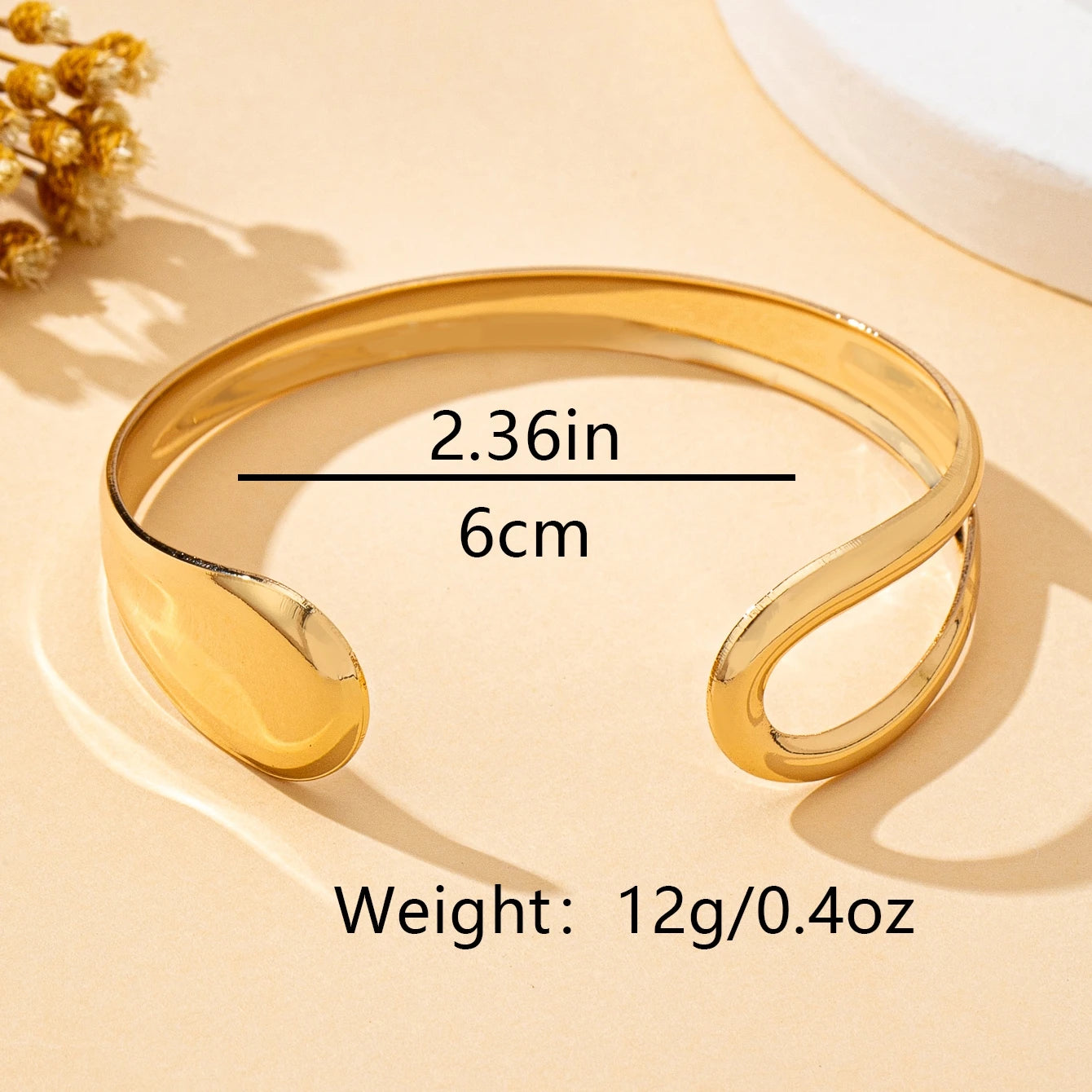 Bracelet ouvert pour femme tendance avec un design géométrique creux élégant et polyvalent, idéal pour un usage quotidien L’AURA