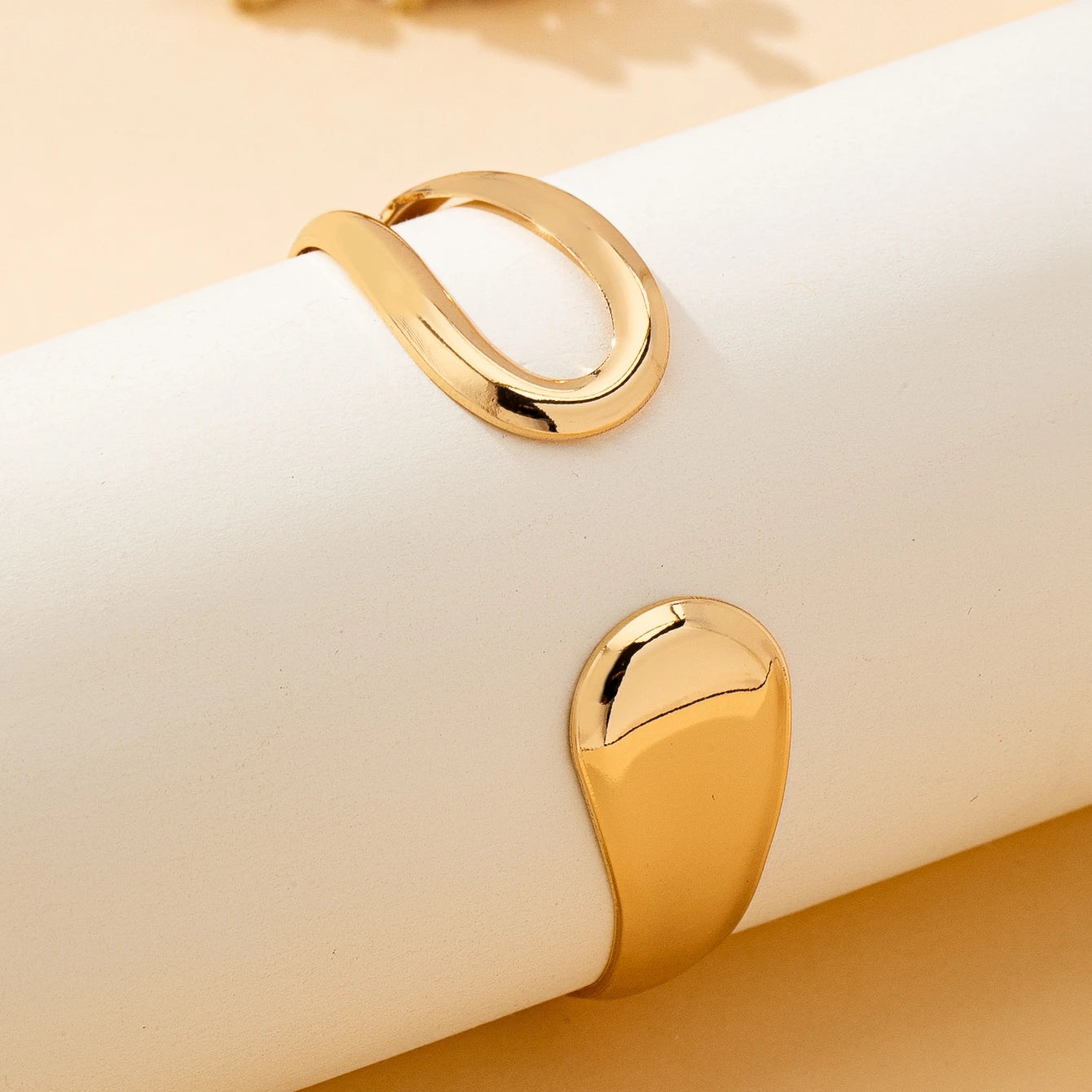 Bracelet ouvert pour femme tendance avec un design géométrique creux élégant et polyvalent, idéal pour un usage quotidien L’AURA