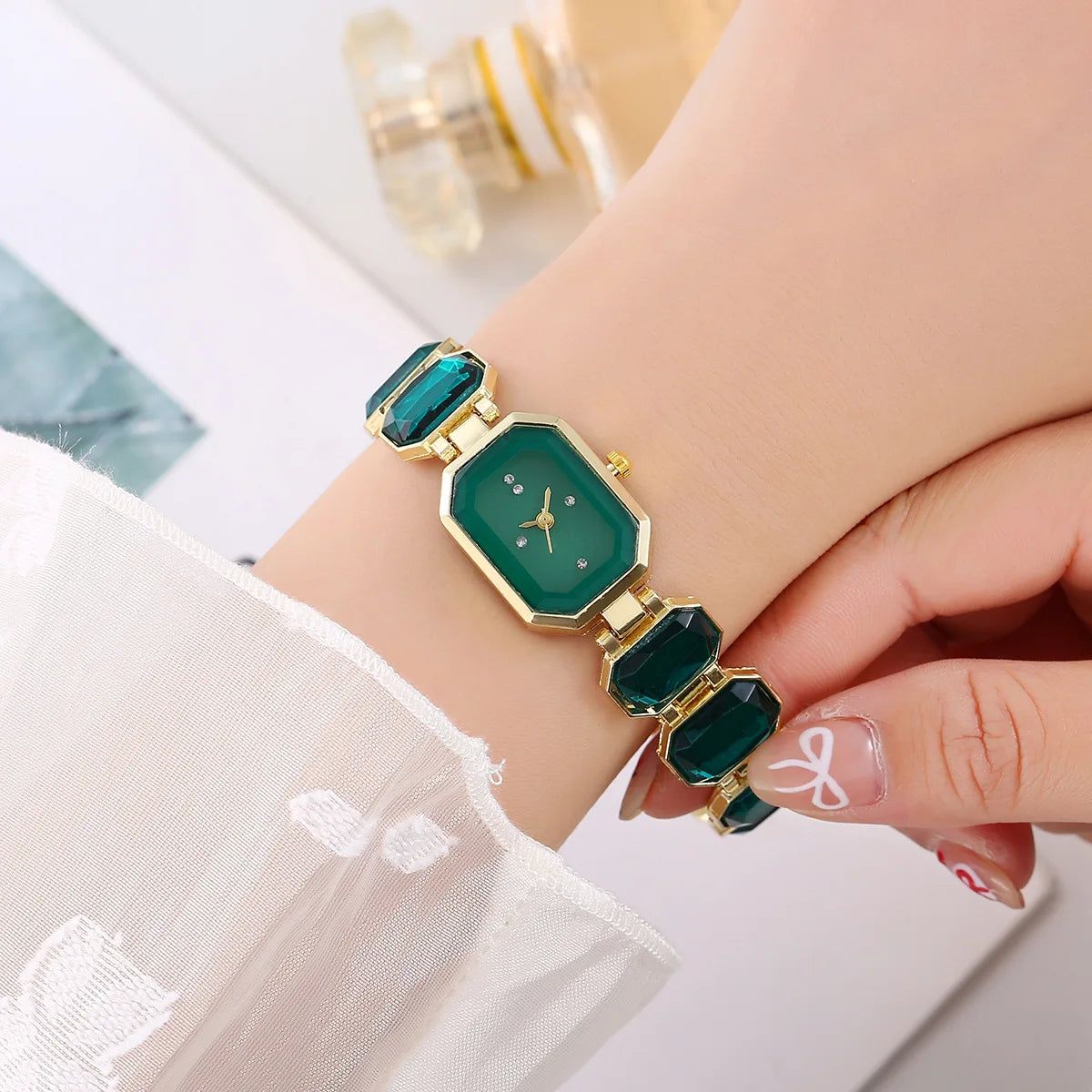 Montre pour femmes de style européen et américain, avec grand cadran rectangulaire orné de strass, boîtier coloré et chaîne en strass. L’AURA