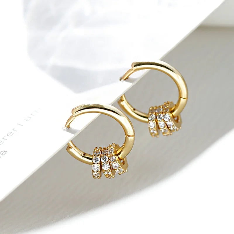 Boucles d'oreilles Huggie créoles en acier inoxydable plaqué or, délicates et scintillantes, Design en grappe CZ, bijoux élégants hypoallergéniques pour femmes L’AURA