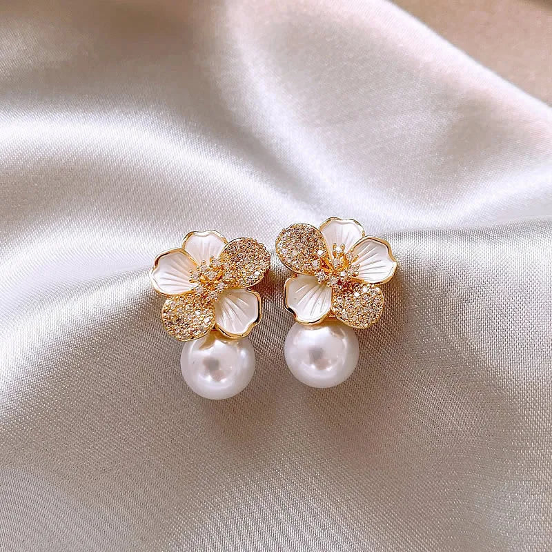 Boucles Camélia Perle Émail Zircon L’AURA