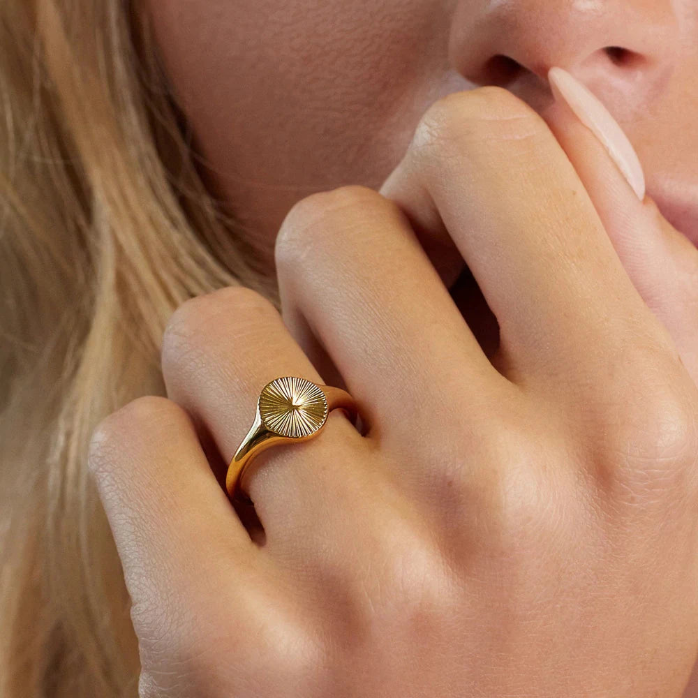 Bagues ondulées de haute qualité pour femmes, minimaliste, rayons délicats, Texture, cercle, chevalière en acier inoxydable, dôme épais, bijoux L’AURA
