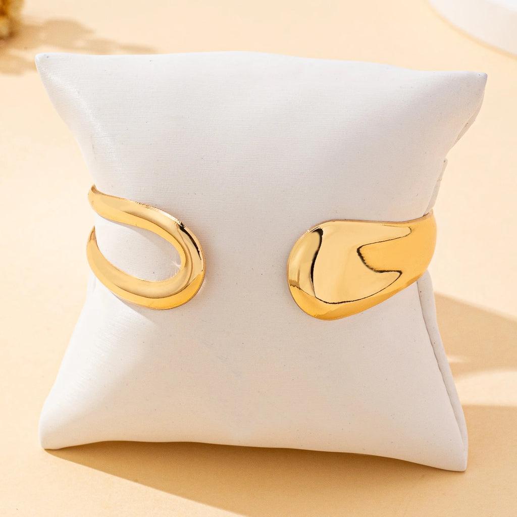 Bracelet ouvert pour femme tendance avec un design géométrique creux élégant et polyvalent, idéal pour un usage quotidien L’AURA