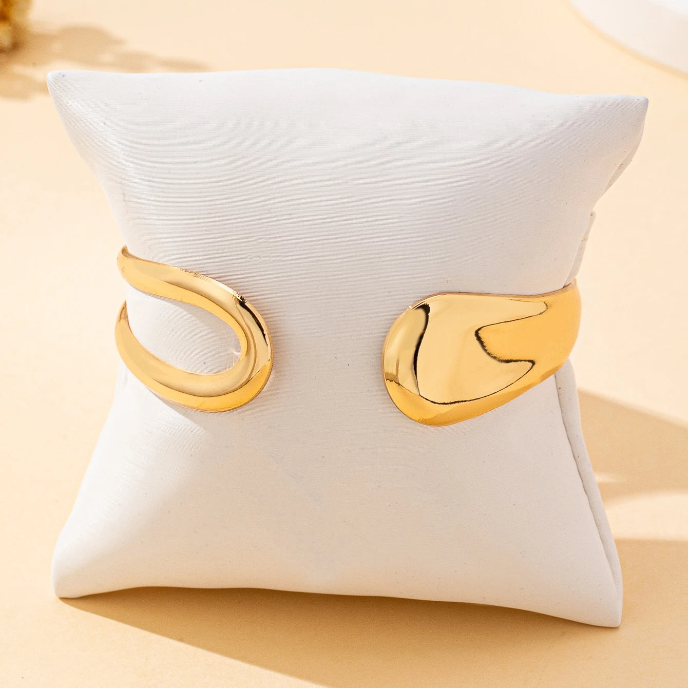 Bracelet ouvert pour femme tendance avec un design géométrique creux élégant et polyvalent, idéal pour un usage quotidien L’AURA
