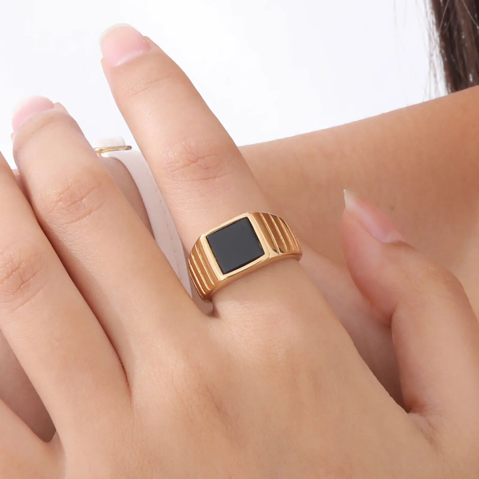 Oral alière en pierre noire rétro pour femme, bague de déclaration en acier inoxydable, document en or à la mode, cadeau de bijoux carré poli
