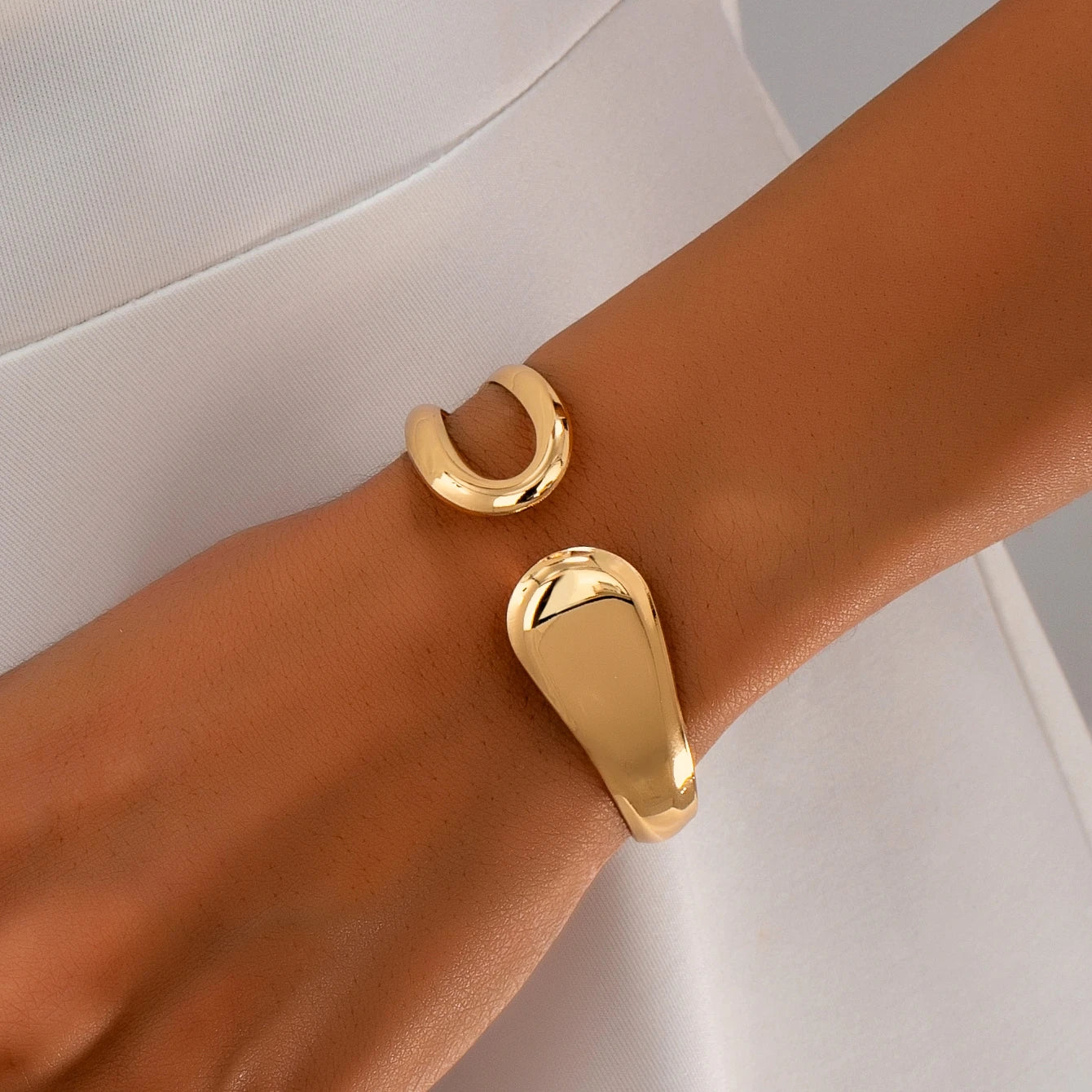 Bracelet ouvert pour femme tendance avec un design géométrique creux élégant et polyvalent, idéal pour un usage quotidien L’AURA