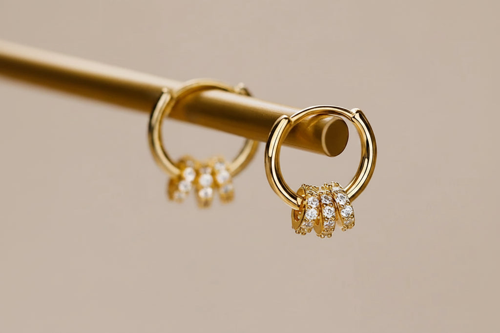 Boucles d'oreilles Huggie créoles en acier inoxydable plaqué or, délicates et scintillantes, Design en grappe CZ, bijoux élégants hypoallergéniques pour femmes L’AURA