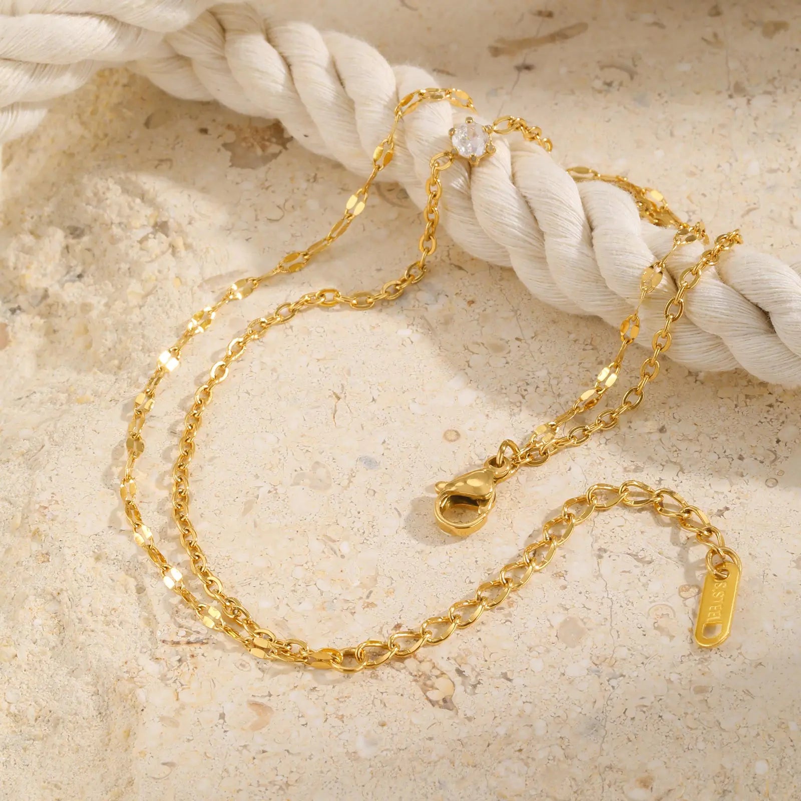 Bracelet de cheville superposé imperméable pour femmes, plaqué or réglable avec zircone, chaîne de pied à maillons en acier inoxydable, bijoux L’AURA