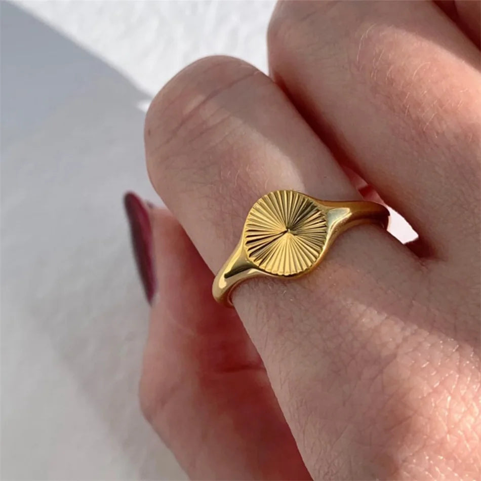 Bagues ondulées de haute qualité pour femmes, minimaliste, rayons délicats, Texture, cercle, chevalière en acier inoxydable, dôme épais, bijoux L’AURA