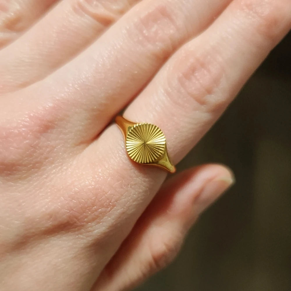 Bagues ondulées de haute qualité pour femmes, minimaliste, rayons délicats, Texture, cercle, chevalière en acier inoxydable, dôme épais, bijoux L’AURA