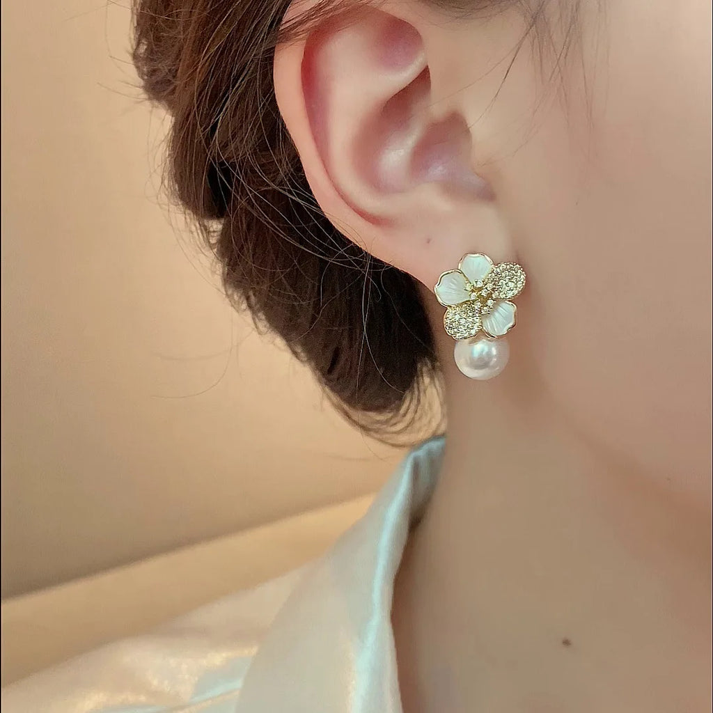 ZAKOL luxe Micro ensemble Zircon émail blanc camélia perle pendentif boucles d'oreilles pour les femmes exquis fête oreille accessoires L’AURA