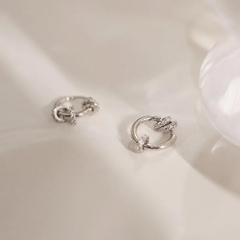 Boucles d'oreilles Huggie créoles en acier inoxydable plaqué or, délicates et scintillantes, Design en grappe CZ, bijoux élégants hypoallergéniques pour femmes L’AURA