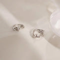 Boucles d'oreilles Huggie créoles en acier inoxydable plaqué or, délicates et scintillantes, Design en grappe CZ, bijoux élégants hypoallergéniques pour femmes L’AURA