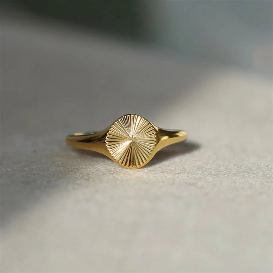 Bagues ondulées de haute qualité pour femmes, minimaliste, rayons délicats, Texture, cercle, chevalière en acier inoxydable, dôme épais, bijoux L’AURA