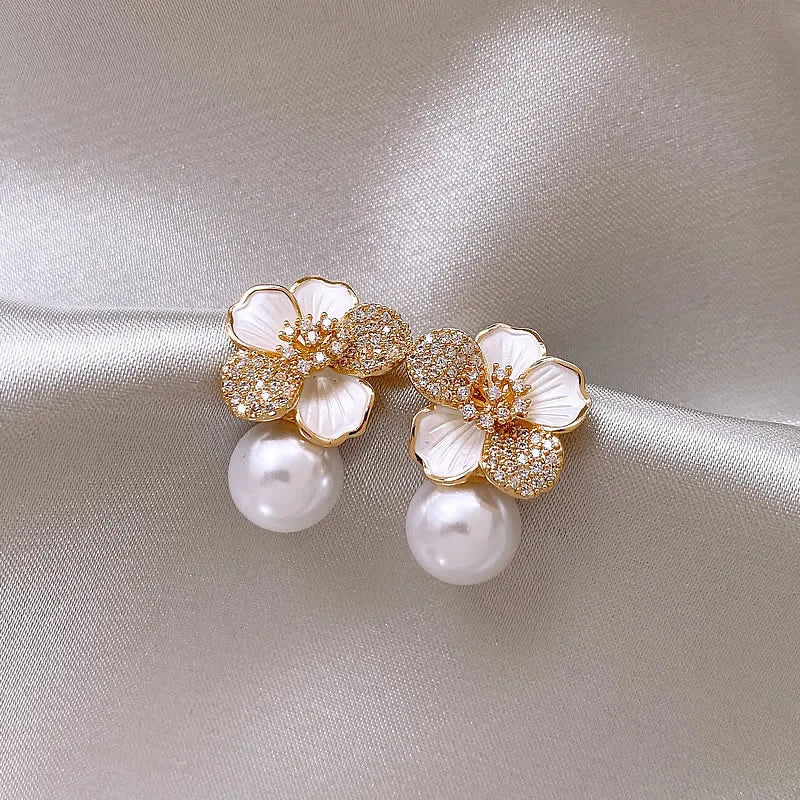 ZAKOL luxe Micro ensemble Zircon émail blanc camélia perle pendentif boucles d'oreilles pour les femmes exquis fête oreille accessoires L’AURA