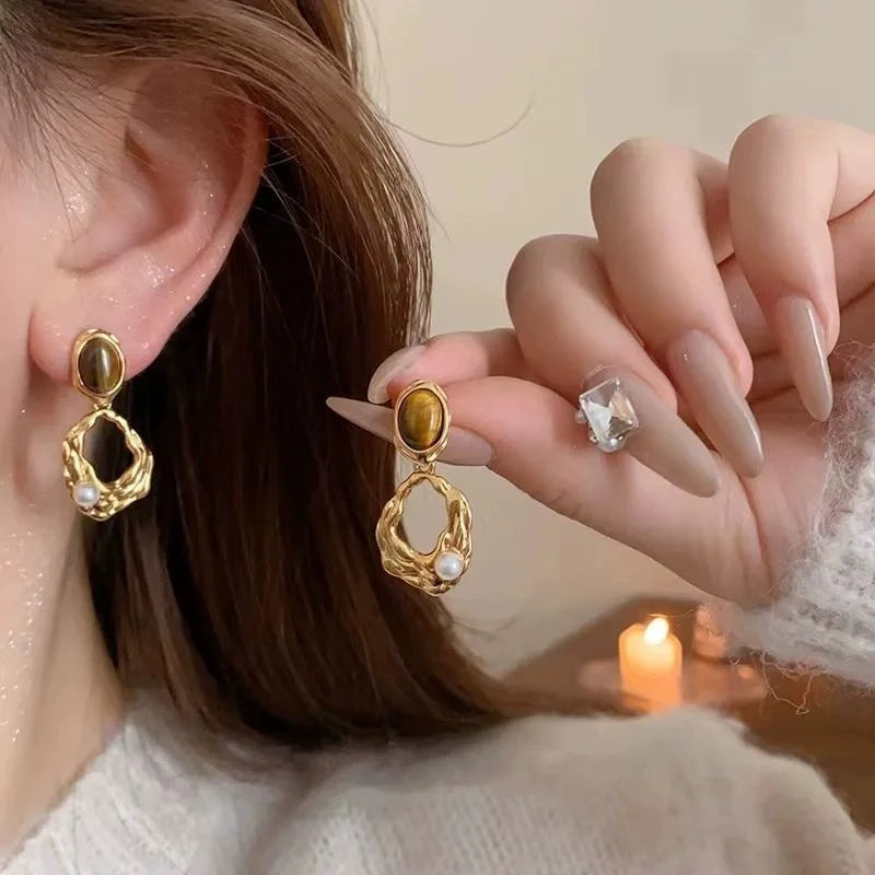 Boucles d'oreilles pendantes creuses texturées dorées, ton chaud Maillard, avec pendentif œil de tigre et perle, élégantes et raffinées pour femmes L’AURA