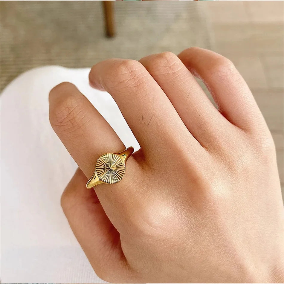 Bagues ondulées de haute qualité pour femmes, minimaliste, rayons délicats, Texture, cercle, chevalière en acier inoxydable, dôme épais, bijoux L’AURA