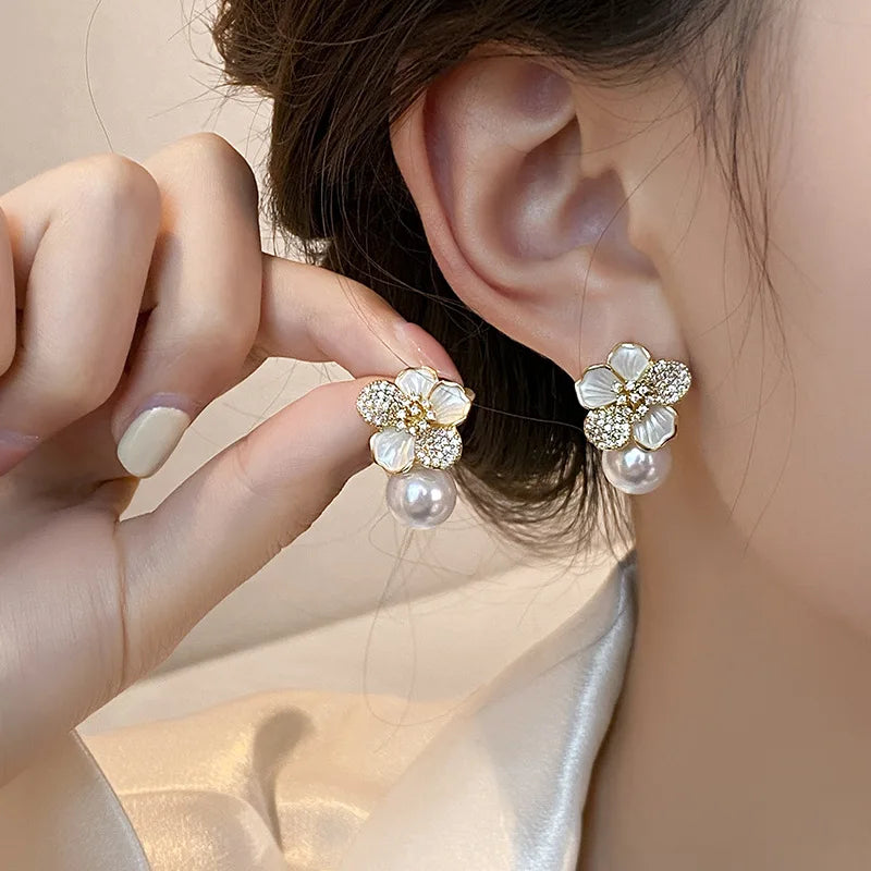 ZAKOL luxe Micro ensemble Zircon émail blanc camélia perle pendentif boucles d'oreilles pour les femmes exquis fête oreille accessoires L’AURA