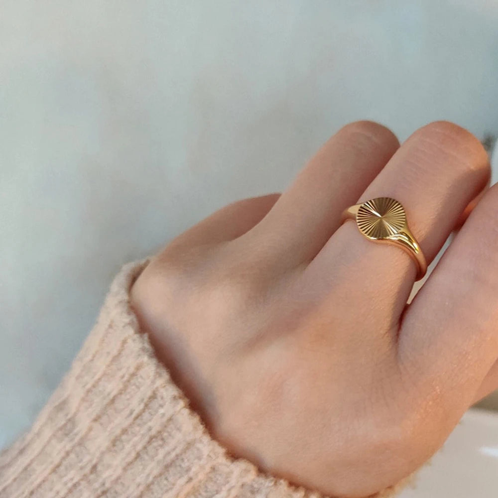 Bagues ondulées de haute qualité pour femmes, minimaliste, rayons délicats, Texture, cercle, chevalière en acier inoxydable, dôme épais, bijoux L’AURA