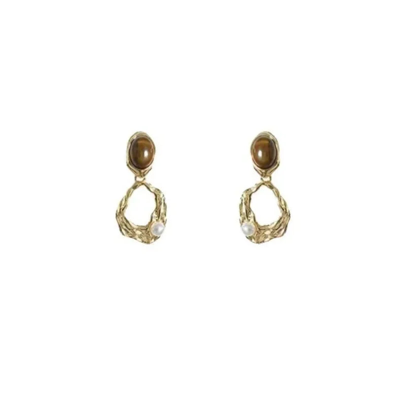 Boucles d'oreilles pendantes creuses texturées dorées, ton chaud Maillard, avec pendentif œil de tigre et perle, élégantes et raffinées pour femmes L’AURA