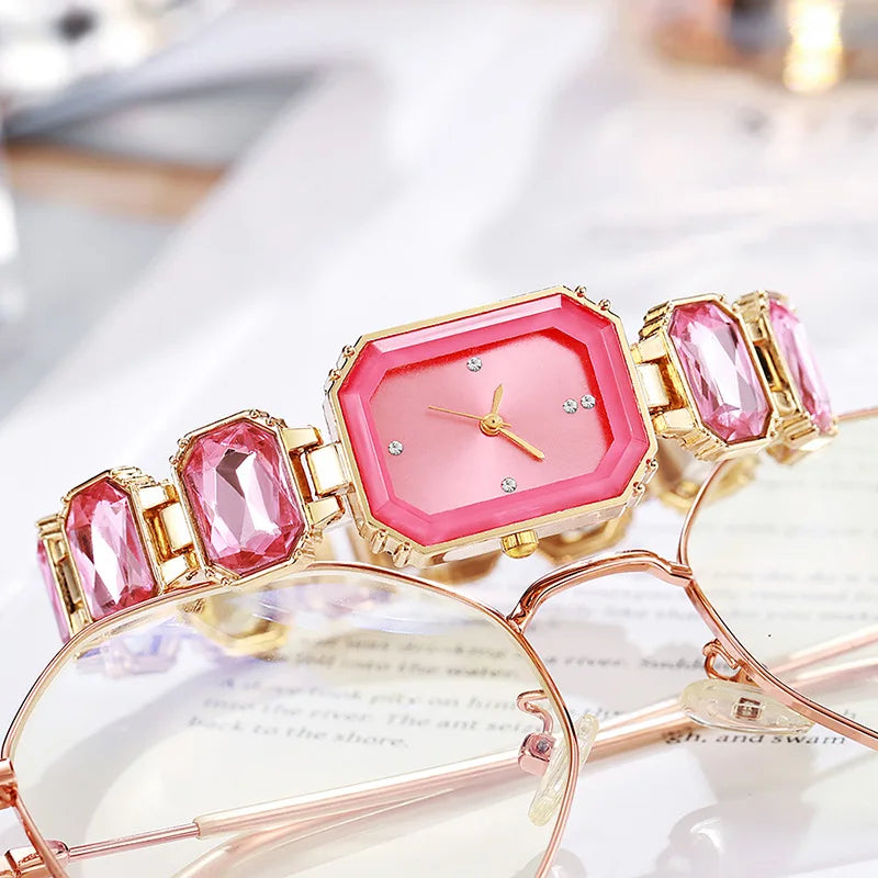 Montre pour femmes de style européen et américain, avec grand cadran rectangulaire orné de strass, boîtier coloré et chaîne en strass. L’AURA