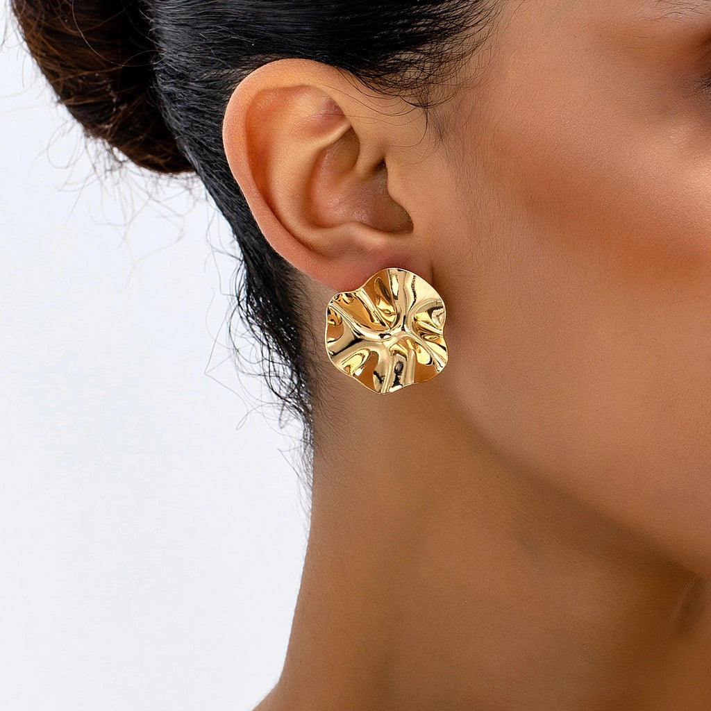 Une paire de boucles d'oreilles en métal rondes irrégulières, bijoux L’AURA