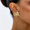 Une paire de boucles d'oreilles en métal rondes irrégulières, bijoux L’AURA